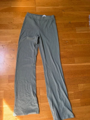 Ribbade gröna leggings från H&M - Snygga ribbade leggings från H&M i en mjuk, olivgrön nyans. De har hög midja och raka ben, vilket ger en avslappnad men trendig look. Perfekta att matcha med en oversized hoodie eller crop top. Materialet är stretchigt och bekvämt. Skriv privat för fler bilder eller om du har några frågor💗