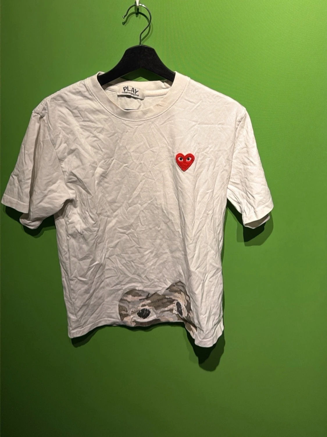 Vit t-shirt med rött hjärta PLAY