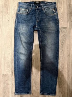 Replay Grover Jeans Blå W30/L30 - Straight Fit - Replay Grover blå jeans med straight fit passform som sitter rakare och bekvämt med normal midja och funkar till allt, storlek W30/L30, midja 40,5 cm, ytterbenslängd 100,5 cm, benöppning 17,5 cm, modellen är 185cm & väger 65kg, i fint skick.
