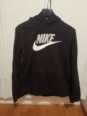 Svart Nike hoodie  - Mycket bra skick.        Stor passform                                                    Skriv för mer information😀