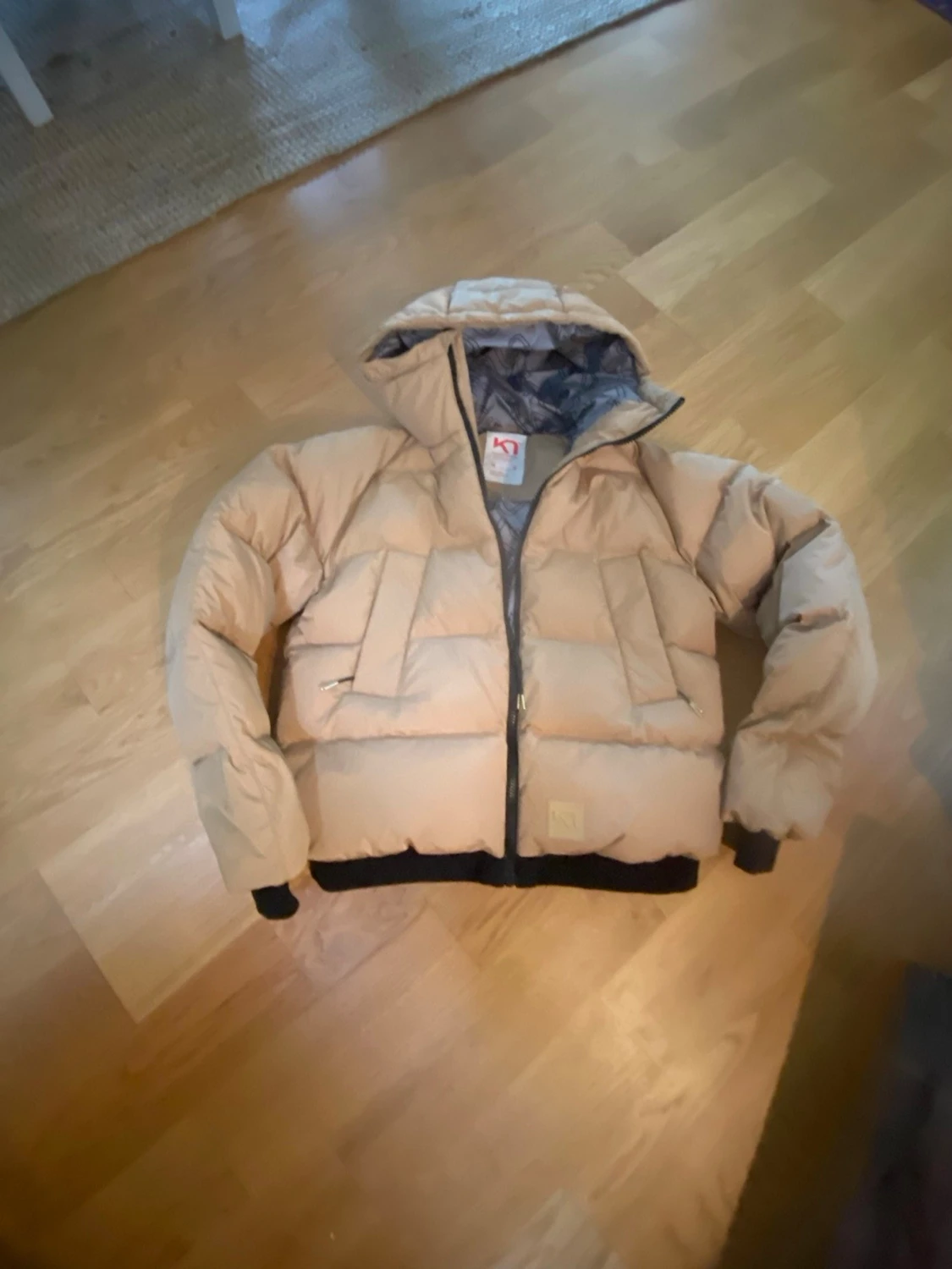 Beige pufferjacka med huva - 1