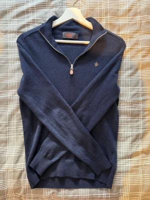 Morris half zip - navy - Morris half zip - navy  Väldigt bra skick men väldigt liten i storlek, egentligen S men sitter som XS eller mindre!  Hör av er