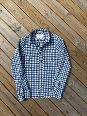 Abercrombie & Fitch skjorta ~ Sällsynt  - Säljer denna Abercrombie & Fitch skjorta i mycket bra skick och som är sällsynt så väldigt eftertraktad. Storlek M. Passar perfekt för dig som är mellan 175-180! Hör av er vid frågor eller minsta fundering 🙌  Längd: 71 cm  Bred: 47,5 cm  Ärm: 69 cm