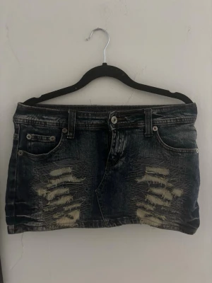Mörk jeanskjol med slitningar - Midjemått: 37 rakt över. Längd: 29 på sidan! 💕