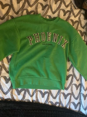 grön sweatshirt med phoenix-tryck - snygg och skön sweatshirt med texten phoenix arizona. ifrån Gina Tricot