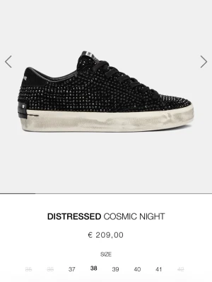 Svarta sneakers med glittrande stendetaljer och vit sula - Säljer dessa par trendiga, helt nya svarta Crime London sneakers med glittrande stenar över hela skon, endast använda en gång och har inget täcken på användning! Sulan ser ut så i nyskick! Säljer pga att de ej kommer till användning men supersnygga! Skriv privata om du vill ha fler bilder på skorna! 