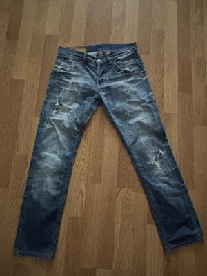 Dondup med slitningar - Säljer ett par blå jeans med slitningar från dondup, storleken är 29/30 och ser lite schysstare ut med slitningar