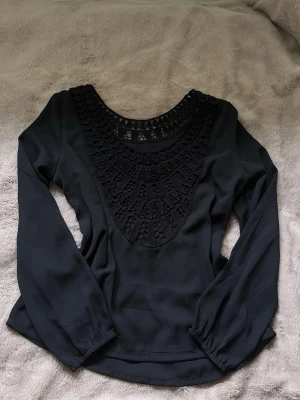 Svart blus med spetsdetaljer - Svart blus med spetsdetaljer storlek 38 