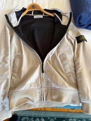 Stone Island jacka - Fin jacka ifrån Stone Island. Har några år på nacken och några få skavanker, bla några små fläckar och något solblekt patch. Storlek L. Vind och vattentålig.
