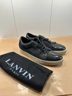 Lanvin skor - Sjukt snygga lanvin skor till salu är, perfekta för sommaren! Skorna är storlek 9 vilket tyder på storlek 43! Grymt skick, ser exakt ut som bilderna så avgör själv! Färgen är elephant grey och dustbag medföljer! Skriv gärna vid fler frågor🙏