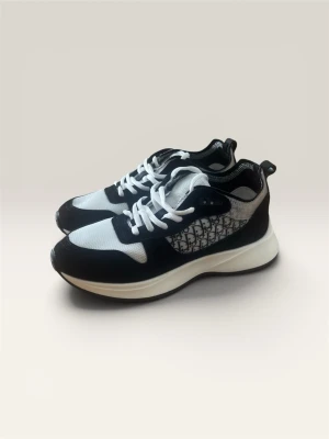 Dior B25 - Säljer ett par helt nya Dior B25 sneakers. De är aldrig använda eftersom de tyvärr är lite för små för mig.  • Storlek: 40 (passar även en liten 41) • Skick: Sprillans nya • Original Dior dust bag ingår  Skorna är i perfekt skick utan några tecken på användning. Perfekt för dig som vill ha ett par exklusiva Dior-sneakers till ett bra pris.  Vid intresse eller frågor är det bara att skicka ett meddelande.