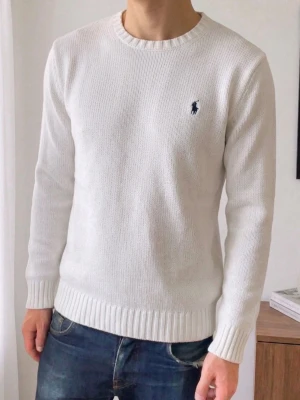 Vit Ralph lauren tröja - En vit tröja ifrån Ralph lauren. Tröjan är i bra skick utan nåra derfektrr förutom 2 små fläckar som man kan se på bild 4. Den sitter i strl L! Hör gärna av er vid frågor elr funderingar!!