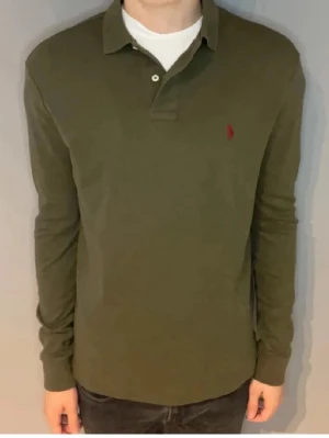 Långärmad Ralph Lauren pikétröja - 10/10 skick, perfekt för sommarkvällar, hösten och vintern, postar inom 1 dag! Priset kan sänkas vid snabb affär