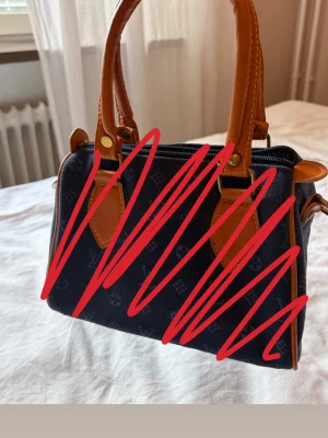 Mini bag  - Marin blå med bruna och guld detaljer bra skick 