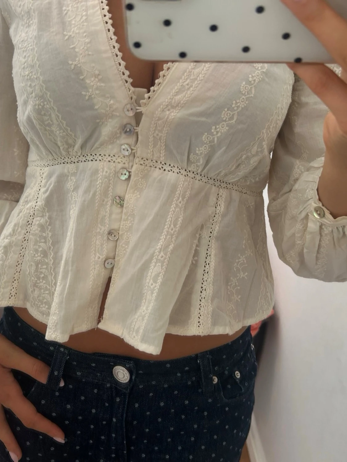 Vit romantisk blus med spetsdetaljer - 2