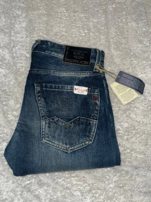 Replay Waitom jeans  - Helt nya! Replay waitom jeans med snygg fade och raka ben. Midja 38cm, längd 108cm. JAG SKICKAR EJ FLER BILDER NÄR JAG BÄR JEANSEN! för bättre inblick i passformen rekommenderar jag att googla på modellnamnet. För storleksguide kolla måtten noggrant då jeansen alltid kan vara uppsydda heller krympta och jag ej tar emot returer :) 
