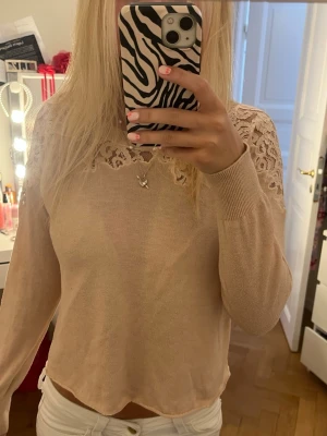 Beige tunn stickad tröja med spets! - Supersöt beige/ljus rosa  stickad tröja med lång ärm och fina spetsdetaljer över axlar och bröst. Tröjan är klippt ned till för att jag ville att den skulle vara kortare! Storleken på tröjan är M men jag skulle säga att den passar S mer💗