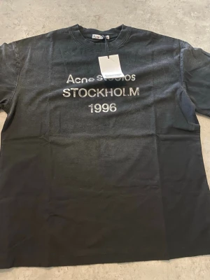 Acne t shirt storlek M helt ny - Säljer en helt ny acne t shirt i storlek M. Lite oversized i storleken. Skickas samma dag!