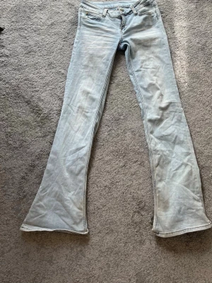 Ljusblå bootcut jeans  - Fina bootcut Jeans med låg midja 