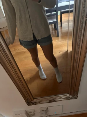 Jeans Shorts  - Snygga högmidjade jeans shorts, säljer då dom är lite för små 💗