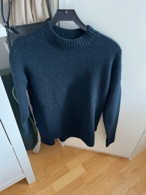 Mörkblå stickad tröja Vero Moda - Mysig mörkblå stickad tröja från Vero Moda med rund halsringning och ribbade muddar vid ärmslut och nederkant. Perfekt för kyliga dagar och enkel att matcha med olika outfits. Använd fåtal gånger. Passar även storlek S.