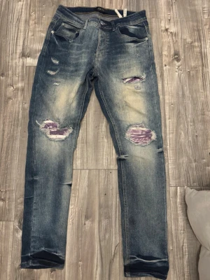 Amiri purple jeans - Fina blåa amiri purpule jeans, sitter jätte bra och fixar en outfit. Storlek 32/33 alltså M.