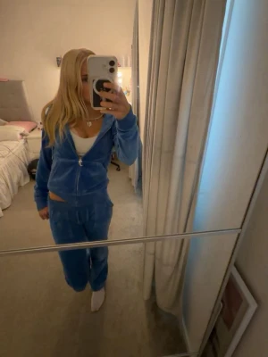 Blått juicy couture set - Säljer ett blått sällsynt juicy couture-set som inte säljs längre och kan bli värt massa i framtiden. Hoodien är i storlek xs och har dragkedja och fickor, byxorna är i storlek xxs och har resår i midjan och fickor bak med knappdetalj, dem är även uppsydda för de var för långa men de kan man släppa ner om man vill att de ska bli längre. Säljer båda för 1000, orginal pris 1200 kr styck.