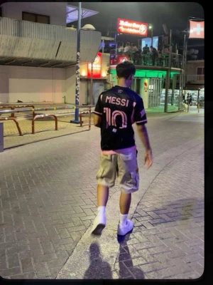 Svart Messi fotbollströja - Säljer en svart fotbollströja med Messi och nummer 10 på ryggen. Tröjan har rosa detaljer och korta ärmar, perfekt för dig som vill visa ditt stöd för Messi på planen eller till vardags.