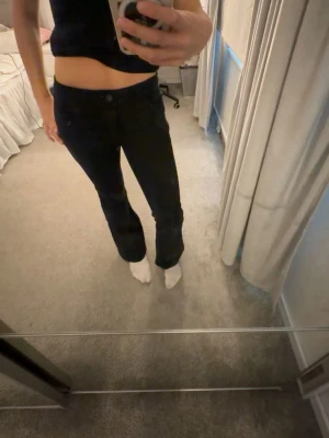 Svarta bootcut jeans med låg midja - Säljer ett par svarta bootcut jeans med låg midja och klassisk femficksmodell. Ändats använda ett fåtal gånger men säljer pga att de är lite stora på mig