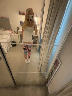 Färgglada boom bang stronger tights - Säljer ett par boom bang stronger tights med färgglatt pop art-inspirerat tryck i rosa, blått, vitt och svart. Materialet är stretchigt och bekvämt, perfekt för dig som vill vara snygg och bekväm på träningarna. Orginal pris 800kr, säljer för 250