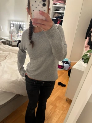 Fin grå stickad tröja  - Säljer en jättefin stickad grå tröja från veromoda! Perfekt till hösten som närmar säg och enkel att styla! Den är några nopprar på ärmarna men som inte syns särkilt mycket!🙏🏼