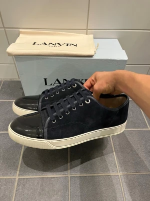 Lanvin DBB1 Skor - Tja, Säljer dessa ruggigt feta Lanvin skor i mycket fint skick! Defekter? Endast liten skada vid Cap toen som ej syns! Annan Lanvin Låda Samt Dustbag ingår vid köp! Storlek Uk 10, Eu 44. Bara att höra av sig vid fler frågor å Bilder🤝