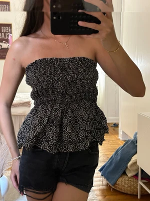 Topp/kjol - Säljer denna fina topp/kjol. Använt som en topp men går också att ha som kjol. Storlek M och skulle säga true to size så den sitter lite pösigt på mig.
