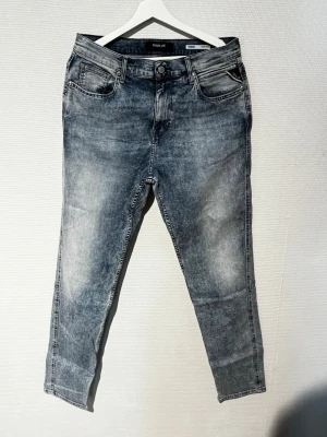 Blå tvättade jeans från Replay - Replay jeans i ljus blå färg, har en rak passform i storlek 31/32 men är större i storleken, alldeles oanvända pga passformen