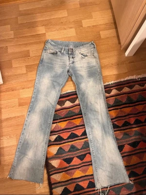 Diesel jeans  - Säljer ett par ljusblåa diesel jeans i storlek 28 eller storlek 36/38 i EU size. Dom är låg midjade bootcut. Säljer då dom inte passar.