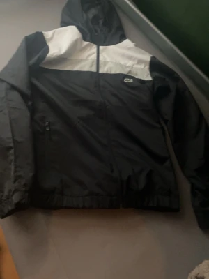 Lacoste windbreaker  - Använder inte bytt stil kan också byta mot något de ba skriva 