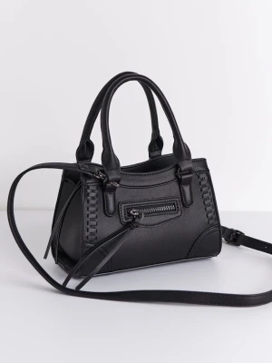 Slutsåld crossbody bag  - Snygg svart handväska i konstläder med både handtag och justerbar axelrem. Från GinaTricot. Väskan har en liten ficka med dragkedja framtill och dekorativa sömmar på sidorna. Perfekt storlek för det viktigaste och enkel att matcha till olika outfits.