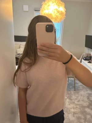 Ljusrosa stickad t-shirt - Säljer denna supersnygga ljusrosa stickad T-shirt ifrån Gina Tricot i st 170. På denna tröjan finns de nopprer men de går enkelt att ta bort med t.ex. noppermaskin eller rakhyvel. 