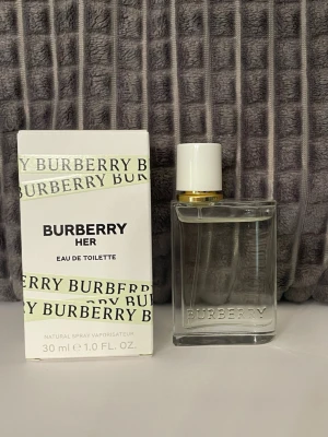 Burberry Her Eau de Toilette 30 ml - Burberry Her Eau de Toilette 30ml  Se bilder för mängd kvar och noter och batchkod. Köpt på flaconi vilket är en legit sida att köpa äkta parfymer på. Beställnings/kvitto visas vid intresse av köp. Självklart äkta. Förvarad mörkt och svalt 