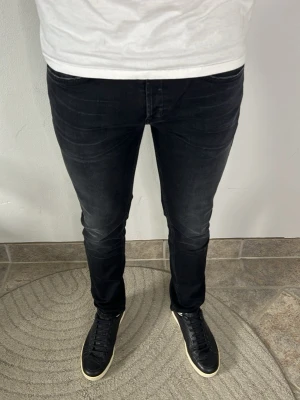 Dondup George 34 - CONDITION — 9/10 Excellent condition.  Light signs of wear.     SIZE — 34 Model is 185 cm, 80kg  MEASUREMENTS (CM) (Please refer to the last photo for measurement guide)  A — 44 cm  B — 102 cm  C — 16 cm