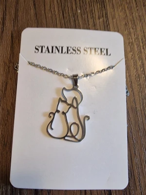 Halsband hund och katt - Enkelt moderiktigt halsband med katt och hund som kelar, 304 rostfritt stål. Kedja 45 cm + 5 cm. Berlock 22 mm×30mm. Perfekt för alla hjärtans dag, födelsedag, årsdag, Thanksgiving, mors dag. Inkl kedja.