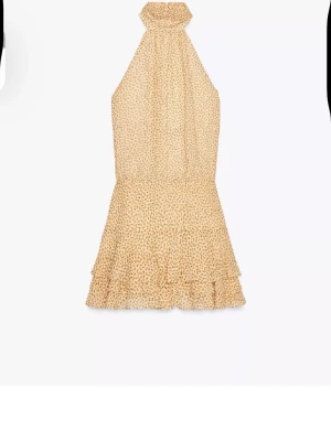 Gul halterneck klänning - Gul halterneck klänning med blommor ifrån Zara. Aldrig använd med lappen kvar, nypris 400kr mitt pris 250💛🌻