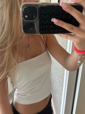 Vit linnetopp - Säljer en vit linnetopp med spagettiband, den är även dubbel vadderad! Från Gina i storlek S💕