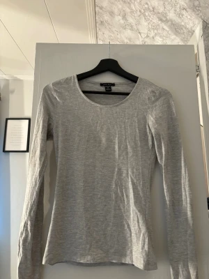Basic tröja - Ännu en lite basic, enkel långärmad o tajt tröja. Typ aldrig använts, vill bli av med mycket basic plagg. Pris går att diskuteras ☝🏻😆
