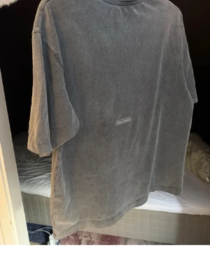 Acne Studios t-shirt  - Säljer en grå oversized t-shirt från Acne Studios. Storleken är XS men har skrivit M eftersom den är grovt oversize och passar mig som är 188cm! Den är som ny.