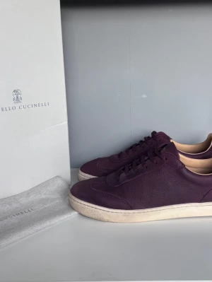 Brunello cucinelli GAT - Säljer mina snygga Brunello GATs i storlek 42, cond 9/10 lite ytlig smuts men annars i princip nya. Grym kvalité på lädret som bara får snyggare patina med tiden. Kommer med OG box, tvättduk och booklet   Nypris €950 / 10500SEK