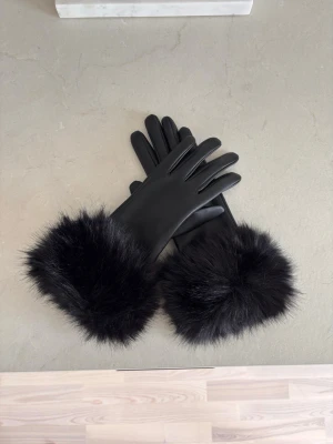 Vinterhandskar med mjuk insida från Bik Bok - Handskarna är i helt nytt skick.