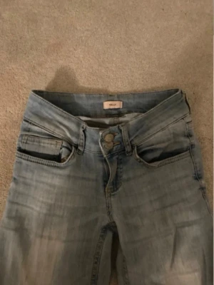 Bootcut jeans  - Säljer dessa jeans från Nelly som är lowwaist och bootcut, de är väl använda och har defekter som man kan se därför säljer jag även dom billigt! 