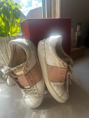 Rosa valentino open - Säljer mina fina valentino skor. Storlek 36,5 men passar mig som alltid har 37 eller ibland 38. Sko box medföljer. Billigt pris eftersom att jag vill få dem sålt ganska fort😊