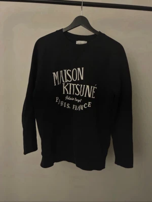 Maison kitsuné  - Hej! Jag säljer en smått använd Maison kitsuné tjock tröja i en svart färg för ett väldigt bra pris (nypris 2400kr) hör av er vid funderingar, Hugo